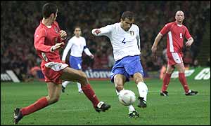 Mark Delaney thwarts Italy's Luigi Di Biagio 