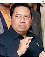 Indonesian Security Minister Susilo Bambang Yudhoyono talks to the press at a hotel in Nusa Dua, Bali, Indonesia, Oct. 17, 2002. 