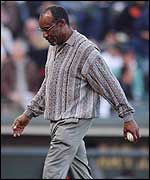 Bobby Bonds throws out a pitch during the NLCS series