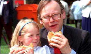 John Gummer feeds beefburgers to his daughter for the press