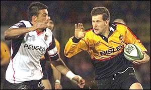 Newport full-back Matt Pini evades a tackle from his Toulouse counterpart Xavier Garbajosa