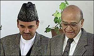 Governor GC Saxena (R) with Congress leader GN Azad (L)