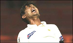 Saqlain Mushtaq shows his feelings after the Australian pair add moreeruns off his bowling