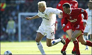 Alan Smith is pursued by Jamie Carragher
