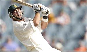 Jacques Kallis goes for a big shot