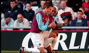 Trevor Sinclair (right) and Matthew Carrick celebrate at the Stadium of Light