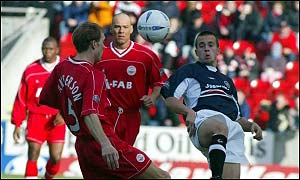 Russell Anderson battles with Steven Milne