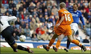 Ronald de Boer's goal wraps up a comfortable Rangers win