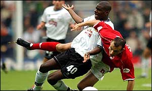 Derby's Izale McLeod and Forest's Riccardo Scimeca tussle during the match