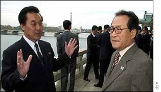 Kim Yong Nam (L) with the South's Jeong Se-hyun