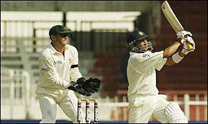 Raza battles to avoid the follow-on to no avail as Danish Kaneria is the 10th man out for only 15 runs