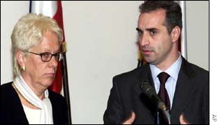 Chief UN tribunal prosecutor Carla Del Ponte, left, and Yugoslav Foreign Minister Goran Svilanovic, right, after their talks