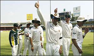 The Australian team salute the crowd as they leave the pitch at the end of the third Test