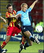 Dundee's Garry Brady holds off Jamie Mitchell