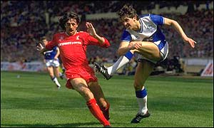 Gary Lineker comes up against a future colleague, Mark Lawrenson, in the 1986 FA Cup final