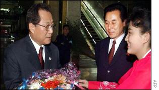 South Korean Unification Minister Jeong Se-Hyun (left) and his North Korean counterpart Kim Ryong-Song 