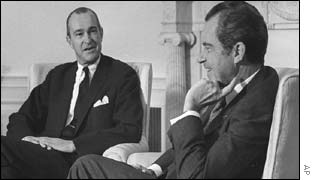 Richard Helms (l) speaks with President Nixon (r) in 1973