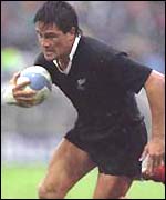 Zinzan Brooke on the charge for New Zealand