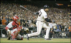 Benito Santiago drives in a crucial run for the Giants