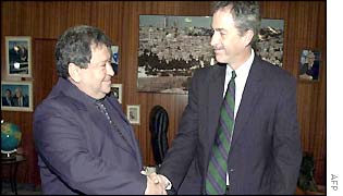 Israeli Defence Minister Binyamin Ben Eliezer (L) shaking hands with US Middle East envoy William Burns 