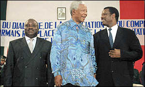 Vice President Domitien Ndayizeye (l), Nelson Mandela (c) and President Pierre Buyoya (r)