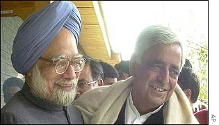 Mufti Sayeed (R) with Congress leader Manmohan Singh in Delhi
