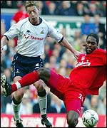 Salif Diao tackles Steffen Freund