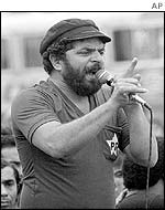 Lula addresses a crowd in 1982
