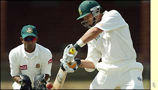 Khaled Mashud is forced to watch Jacques Kallis bat