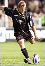 Jonny Wilkinson demonstrates his peerless kicking style