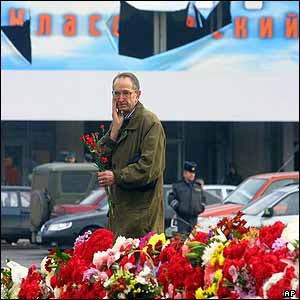 Man stands in front of hostage theatre