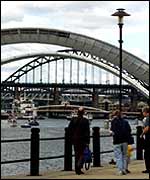 Millennium Eye Bridge, foreground