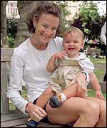 Sonia O'Sullivan with her daughter Ciara in 2000