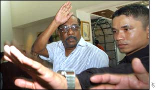 Anton Balasingham arriving in Thailand for talks