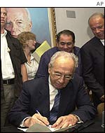 Shimon Peres signs his resignation letter