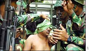 Soldiers arrest crime suspect in Dhaka