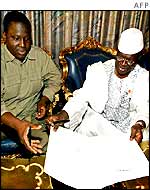 Rebel representative Guillaume Soro (l) and government negotiator Laurent Dona Fologo 