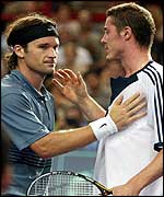 Carlos Moya congratulates Marat Safin after their semi-final