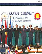 Asean leaders hold hands