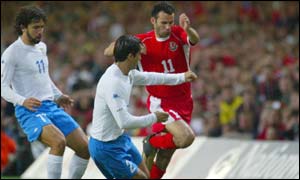 Ryan Giggs takes on Italy's Christian Panucci