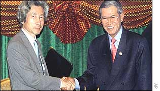 Japanese Prime Minister Junichiro Koizumi, left, and host Cambodian Prime Minister Hun Sen