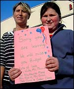 Marie and Sharon Ward with a card from a local school