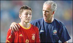 Mick McCarthy consoles Matt Holland after Ireland's defeat by Spain 
