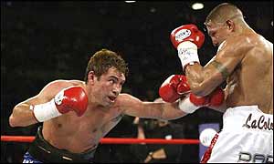 Oscar de la Hoya spears Fernando Vargas with a left jab