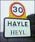 A road sign in both English and Cornish 