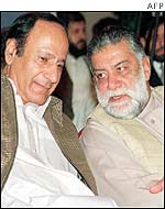 Zafarullah Jamali (R) with party colleague Chowdhury Shujaat (L)