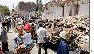 Residents and foreigners survey damage 