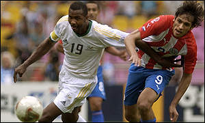 Radebe marks out Paraguay's Roque Santa Cruz at the 2002 World Cup 