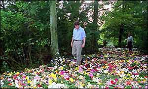 Earl Spencer and a carpet of flowers in memory of Diana at Althorp, Northamptonshire