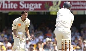 Jason Gillespie claims the vital wicket of England captain Nasser Hussain